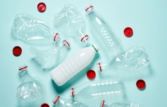 Plastic flessen worden gerecycleerd op een lichtblauwe achtergrond