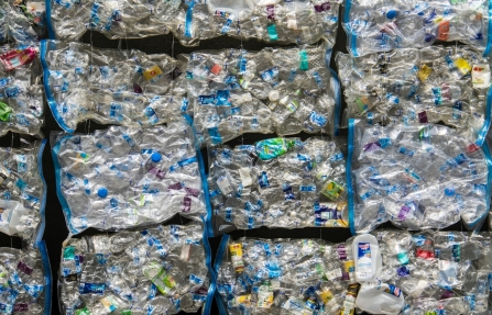 Emballages plastiques empilés dans un environnement de production