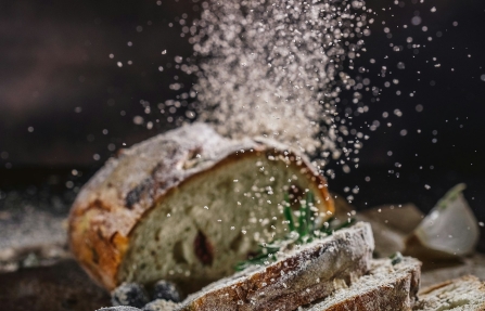 Pain tranché sur une table en bois, symbole de l'étiquetage sans gluten